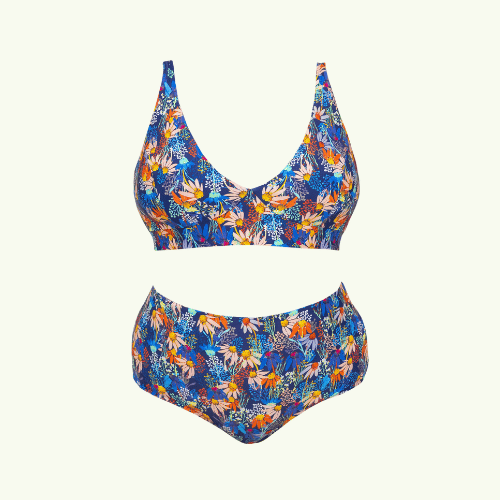 Madeleine wears size 16 Monroe