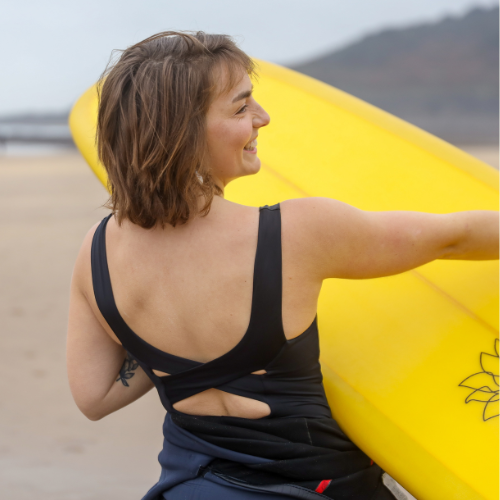 Ebbi wears size 10 Monroe