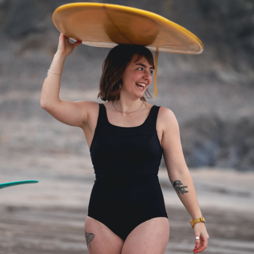 Ebbi wears size 10 Monroe