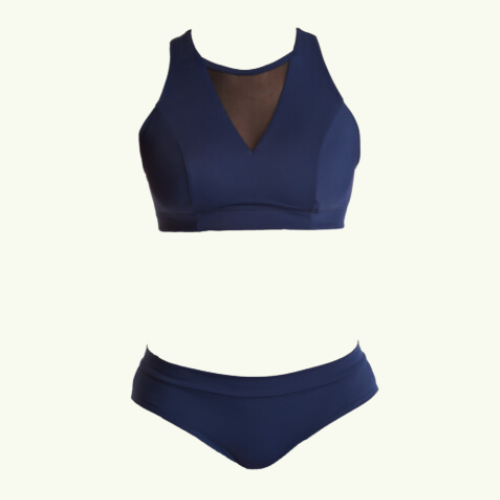 Emma wears size 10 Monroe