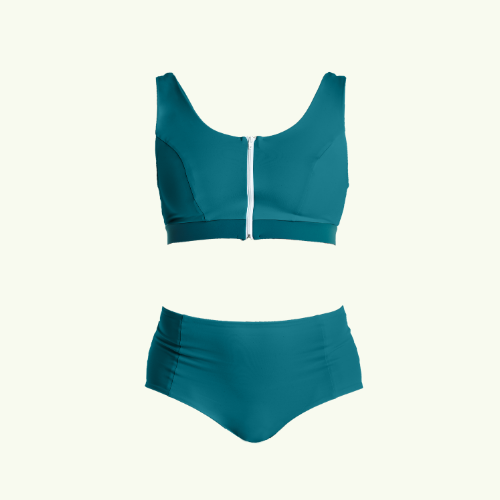 Amanda wears size 14 Monroe Top, size 14 Bottoms